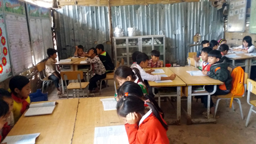 Nhiều học sinh “tay trắng” đến trường